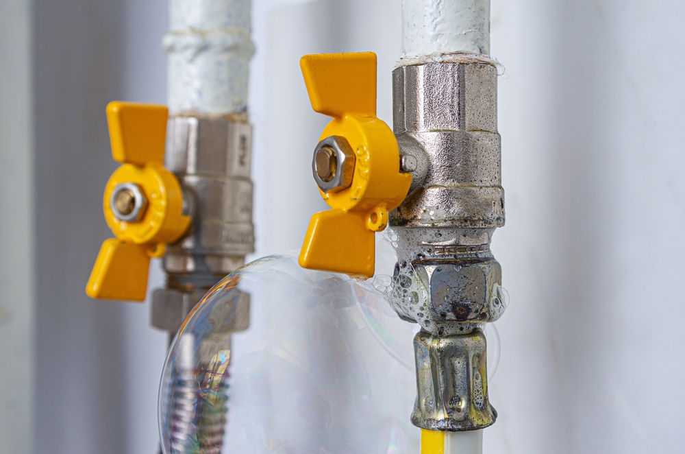 Inflating,Bubbles,Of,Soap,Mixture,Applied,To,The,Threaded,Joint